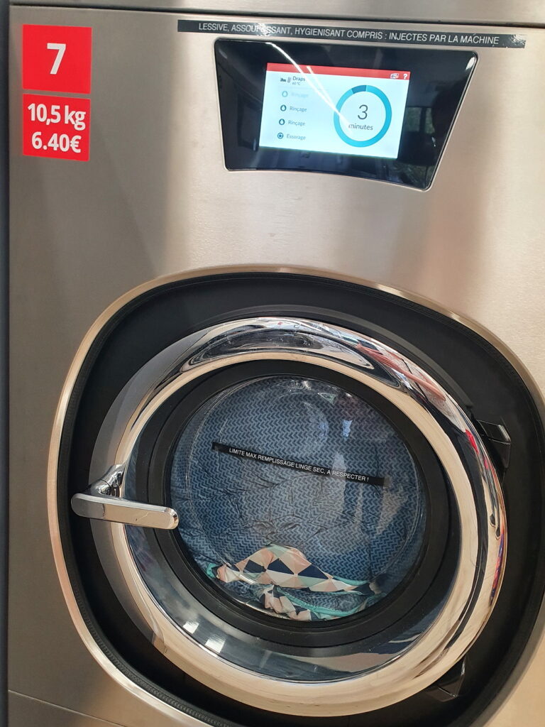 Le linge ou une couette peuvent doubler ou tripler de poids quand ils sont gorgés de l'eau qui entre dans la machine à laver. Trop charger une machine à laver peut entrainer donc un mauvais nettoyage du linge, de l'eau au sol qui passe par le hublot et peut inonder la laverie, soit bloquer carrément à l'essorage et ne plus ouvrir la machine, soit essorer mais super mal.